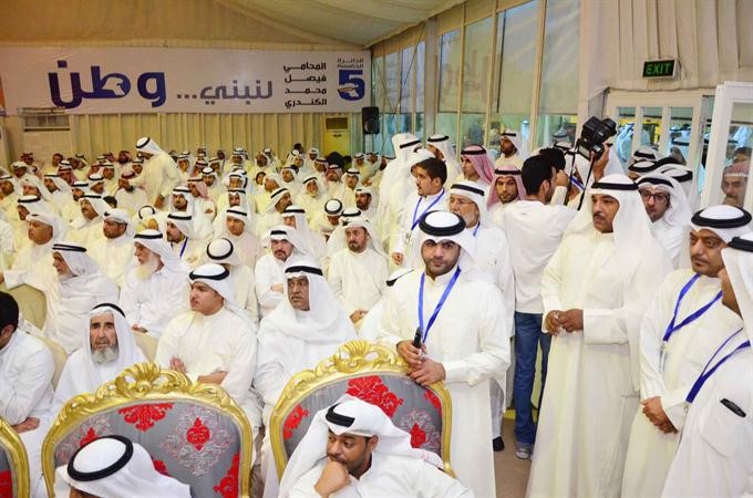 ناخبو الدائرة الخامسة يستمعون للمرشح فيصل الكندري﻿