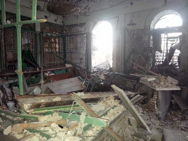 صورة وزعتها شبكة شام الاخبارية تظهر ضريح ومقام الصحابي خالد بن الوليد المدمر نتيجة قصف النظام السوري للمسجد الذي يضمه افپ 