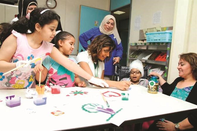 جانب من زيارة موظفي التجاري لاطفال مستشفى ابن سينا﻿