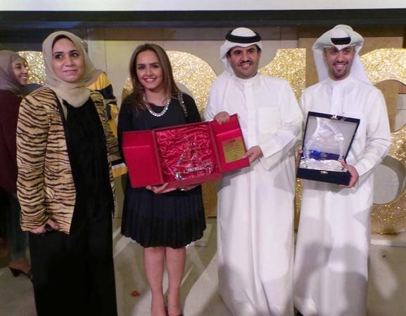درع تذكارية تتسلمها سحر الذربان 
