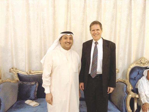 السفير ماثيو تولر مع احد الناشطين﻿