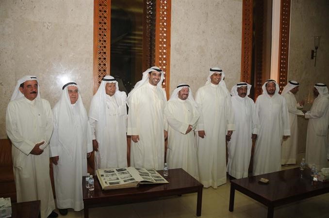 الشيخ محمد العبدالله متوسطا اللواء يوسف الانصاري وعددا من رجال الاطفاء السابقين والحاليين