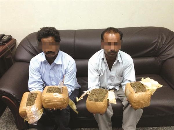 الاسيويان يحملان المواد المخدرة داخل مطار الكويت