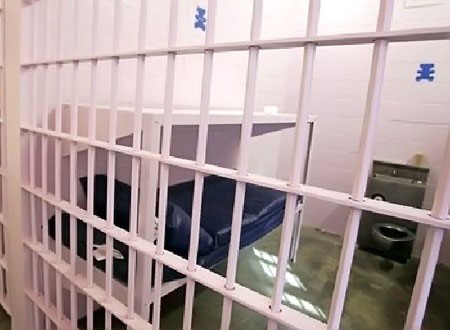 سجين أحرق بطانية في الزنزانة الثامنة بالسجن المركزي 3
