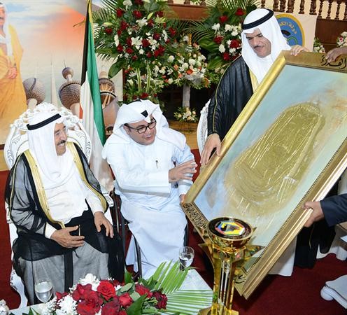 هدية تذكارية لصاحب السمو الامير من نادي المعاقين﻿