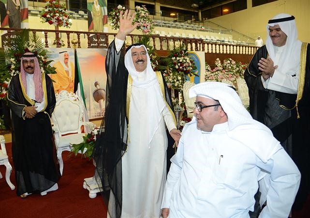 صاحب السمو الامير يحيي الحضور في نادي المعاقين لدى وصوله ويبدو سمو ولي العهد الشيخ نواف الاحمد والشيخ سلمان الحمود وشافي الهاجري﻿