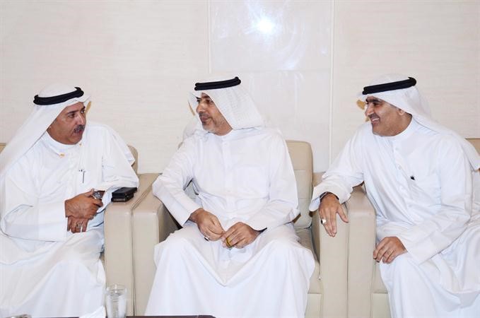 احمد الحمد في حوار مع بعض الناخبين