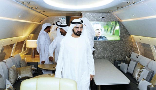 بالفيديو.. طيران الإمارات تطلق طائرة " للعوائل فقط " .. ومحمد بن راشد يتفقدها