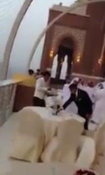 بالفيديو.. منظر مهيب لمائدة إفطار رمضانية أعلى برج الساعة في الحرم المكي
