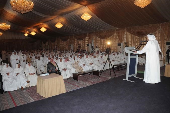 مرشح الدائرة الخامسة سلطان الدبوس متحدثا للناخبين خلال ندوته