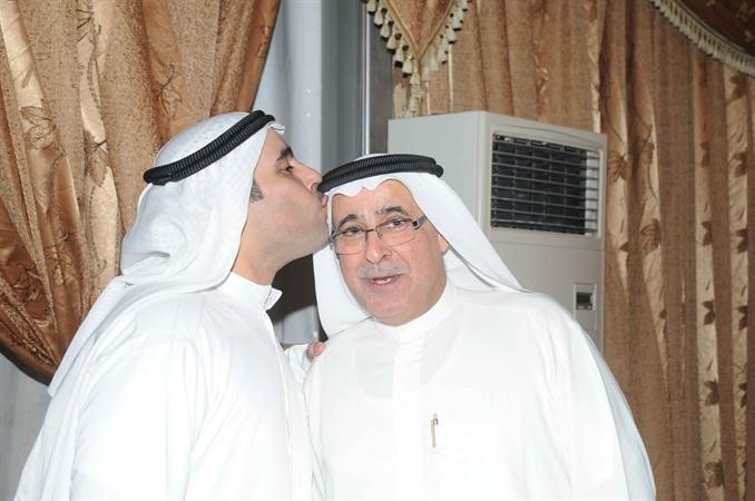 سلطان الدبوس يقبل راس احد كبار السن