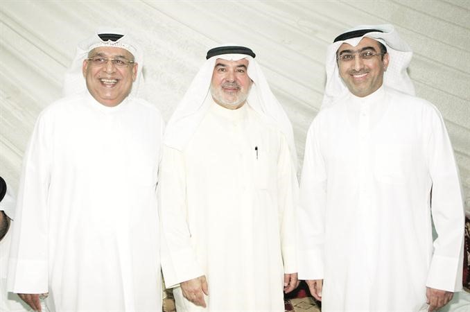صالح عاشور متوسطا بعض الناخبين