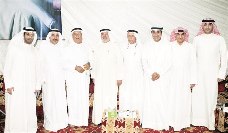 النائب السابق ومرشح الدائرة الاولى صالح عاشور مع ابناء الدائرة