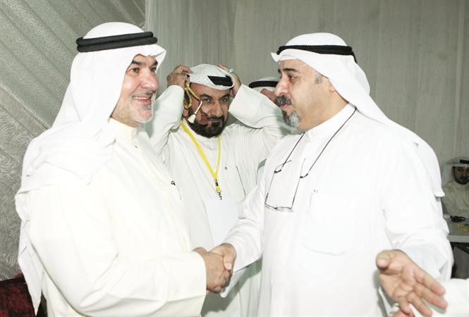 عاشور خلال استقباله احد الناخبين