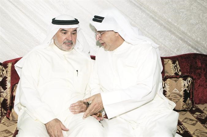 صالح عاشور في حديث جانبي مع احد الحضور