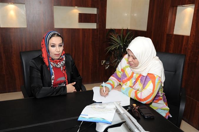 مرشحة الدائرة الخامسة دهيا المطيري متحدثة الى الزميلة ليلى الشافعي