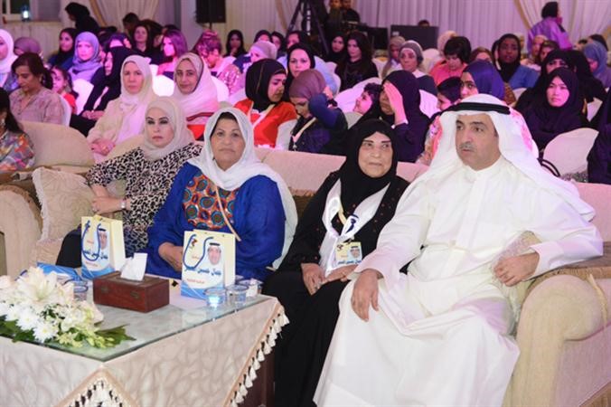العمر يتقدم الحاضرات خلال التقديم للندوة