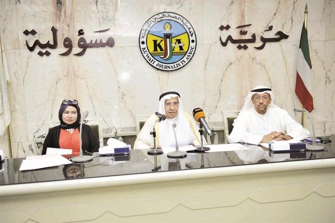 ابراهيم البغلي وامينة العلي خلال المؤتمر الصحافي هاني عبدالله