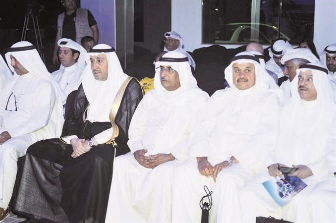 بشر البشر متوسطا الشيخ فيصل الحمود المالك وفيصل المطوع وبدا بجانبهم الوزير الاسبق هشام العتيبي