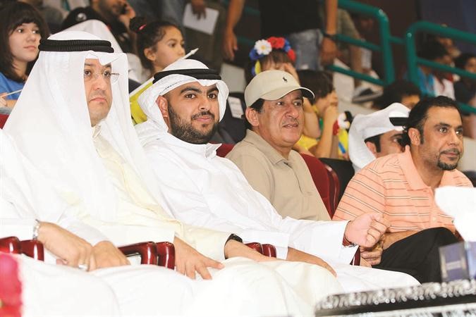 الشيخ فهد احمد الفهد مع الشيخ طلال المحمد يتابعان المباريات