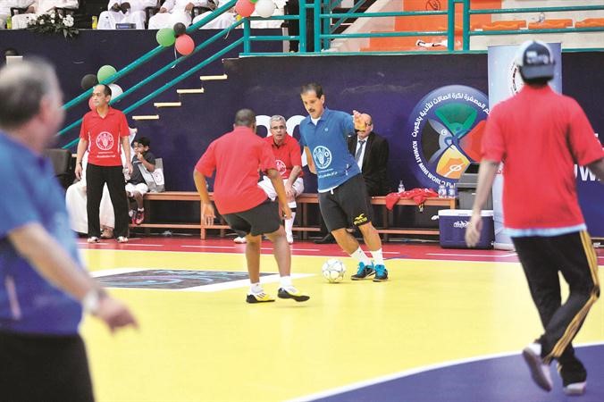 اسعد البنوان يروض الكرة بمهارة﻿