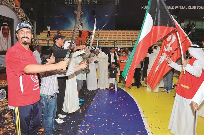 الشيخ علي الخالد يؤدي العرضة ﻿