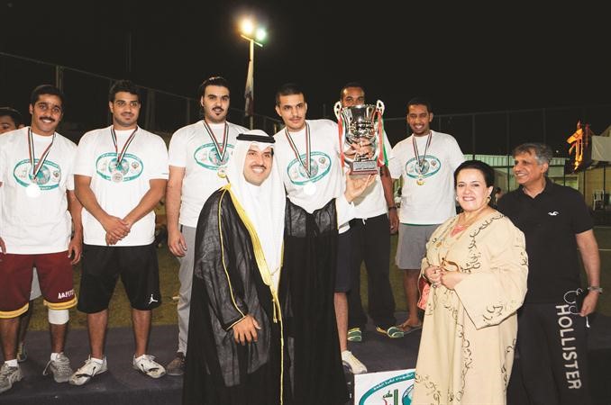 الشيخ صباح الناصر المحمد وفاطمة الامير مع الفريق الفائز باللقب ﻿