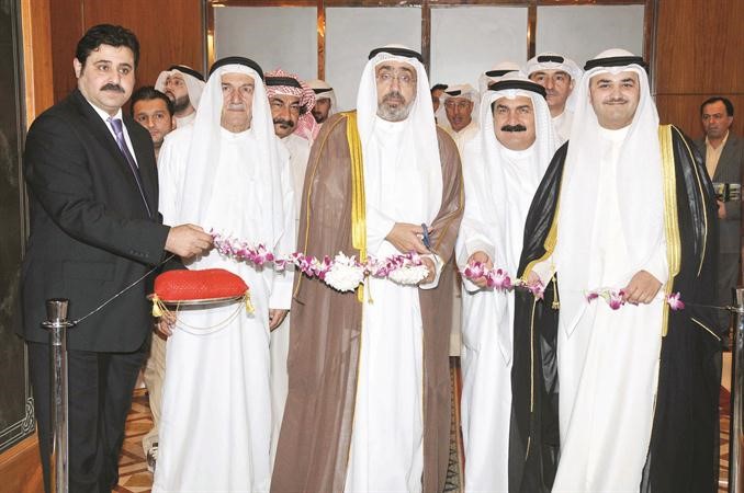توفيق الجراح وسعود مراد يقصان شريط افتتاح معرض العقار الرمضاني	 محمد خلوصي ﻿