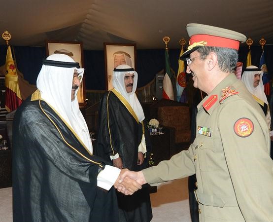  الشيخ مشعل الاحمد مصافحا احد الضباط ويبدو الشيخ مبارك الفيصل﻿