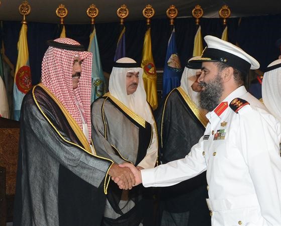 سمو ولي العهد خلال استقبال احد الضباط المهنئين﻿