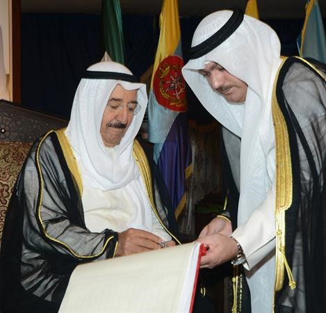  صاحب السمو الامير يوقع في سجل شرف نادي ضباط الجيش﻿