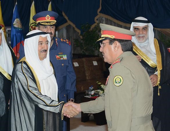  صاحب السمو الامير مصافحا احد الضباط﻿