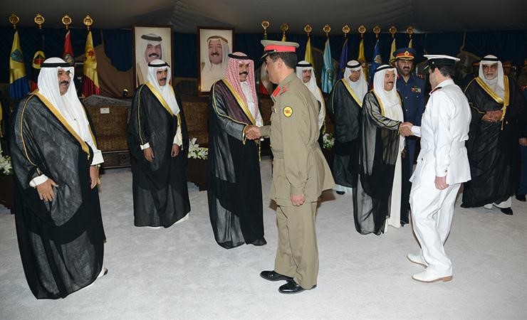 صاحب السمو الامير الشيخ صباح الاحمد وسمو ولي العهد الشيخ نواف الاحمد والشيخ مشعل الاحمد خلال استقبال ضباط الجيش بحضور الشيخ احمد الخالد﻿