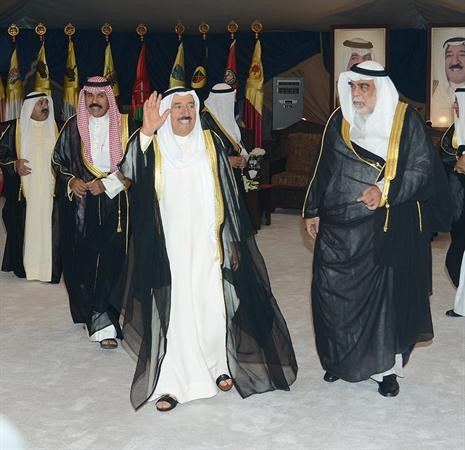 صاحب السمو الامير الشيخ صباح الاحمد يحيي الحضور لدى وصوله الى نادي ضباط الجيش وفي استقباله الشيخ احمد الخالد﻿