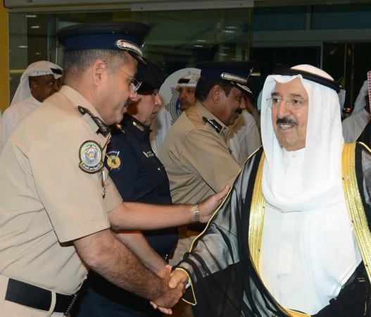  صاحب السمو الامير مصافحا الفريق الشيخ احمد النواف﻿