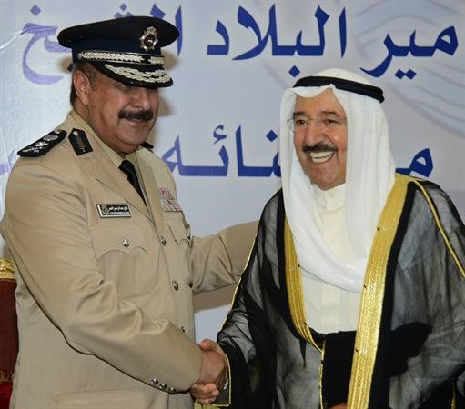 صاحب السمو الامير مصافحا الفريق غازي العمر﻿