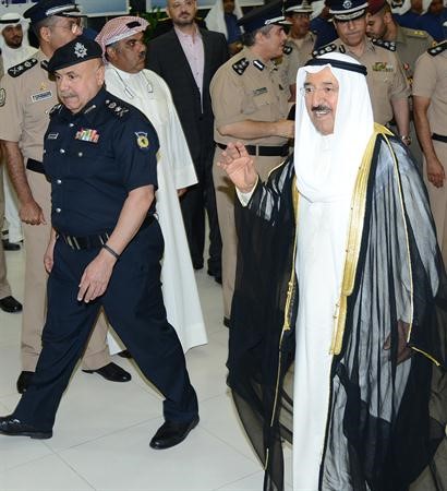 صاحب السمو الامير يحيي الحضور لدى وصوله ويبدو الفريق سليمان الفهد﻿