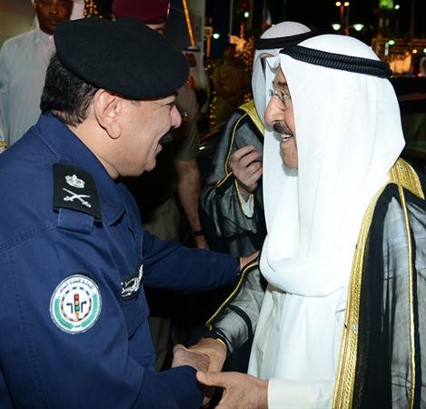 صاحب السمو الامير مصافحا اللواء عبدالفتاح العلي﻿