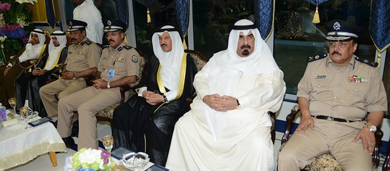  الفريقان الشيخ احمد النواف ويوسف السعودي واللواء الشيخ احمد الخليفة مع عدد من الحضور﻿