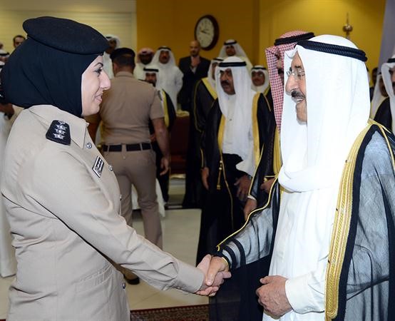 صاحب السمو الامير مصافحا احدى عناصر الشرطة النسائية﻿