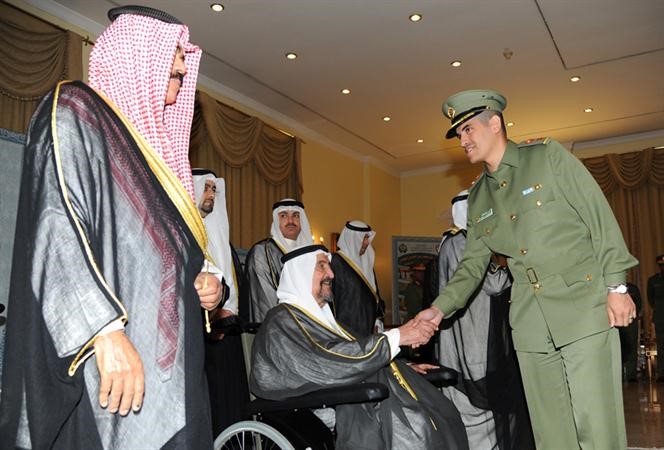 سمو الشيخ سالم العلي مصافحا احد الضباط بحضور سمو ولي العهد﻿