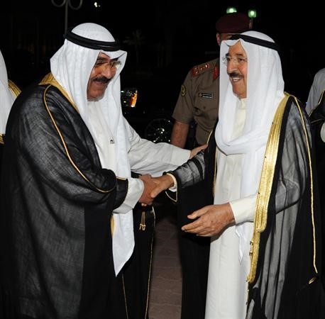 الشيخ مشعل الاحمد مرحبا بصاحب السمو الامير الشيخ صباح الاحمد لدى وصوله﻿