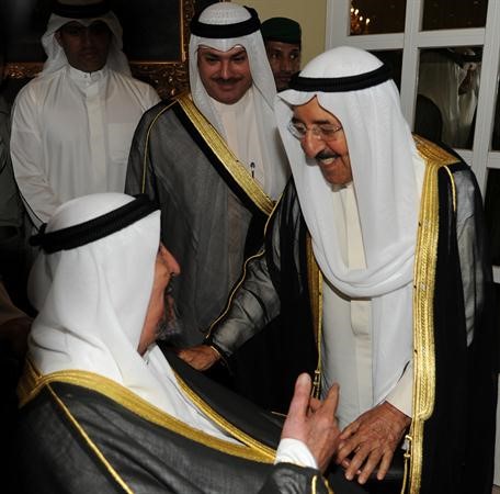 صاحب السمو الامير الشيخ صباح الاحمد مصافحا سمو الشيخ سالم العلي﻿