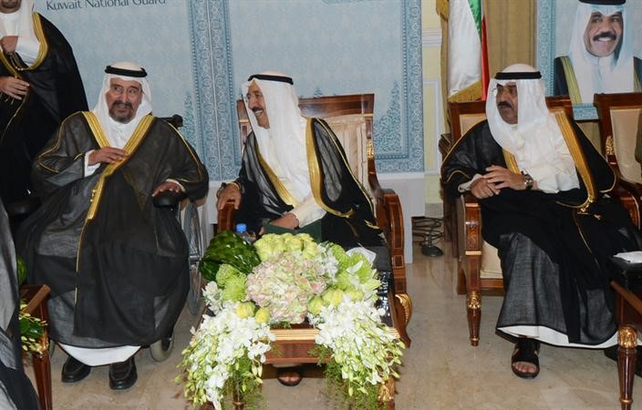 حديث بين صاحب السمو الامير وسمو الشيخ سالم العلي بحضور الشيخ مشعل الاحمد﻿