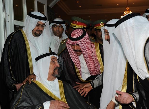صاحب السمو الامير وسمو ولي العهد الشيخ نواف الاحمد مع سمو الشيخ سالم العلي ويبدو الشيخ عبدالله سالم العلي﻿