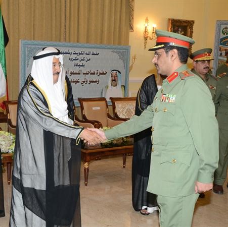 صاحب السمو الامير مصافحا احد الضباط﻿