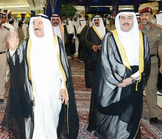 سمو الامير لدى وصوله الى نادي ضباط الشرطة وفي استقباله الشيخ احمد الحمود