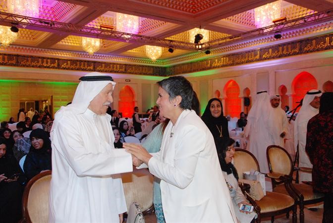 صفاء الهاشم مرحبة باحد الناخبين