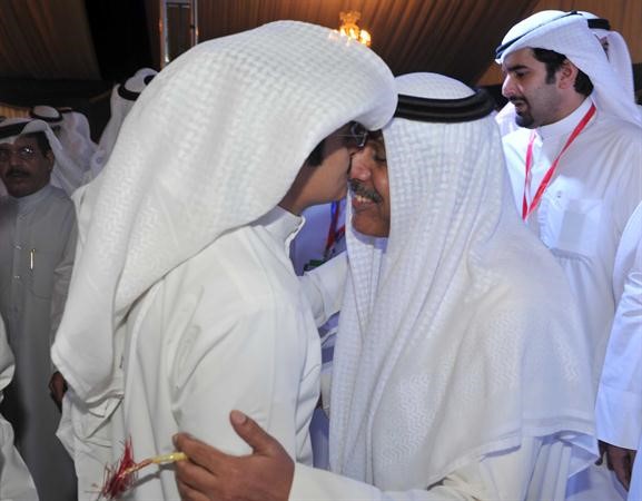 احد ناخبي الدائرة الثانية يقبل راس الهرشاني
﻿