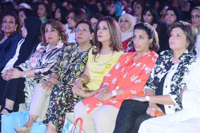 د اسيل العوضي ودموضي الحمود تتوسطان بعض الحضور